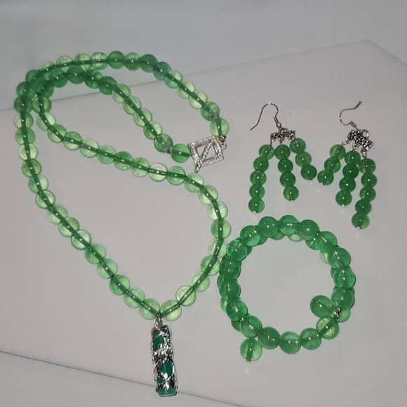 Green Glass Jade with Pendant - Picture 3 of 4